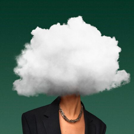 Slika pokazuje čoveka čiju glavu zamagljuje oblak, što simbolično predstavlja uverenja koja određuju naše emocije.