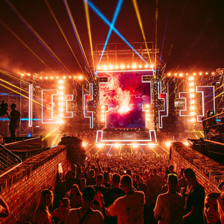 Slika pokazuje kako će izgledati i Exit 2025. sa masom ljudi okupljenom oko bine.