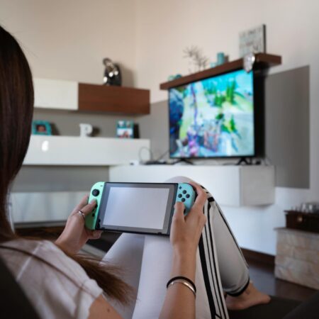 Na slici je devojka koja na switch-u gleda igrice iz 2025. godine.