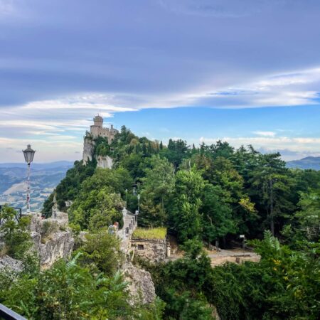 Slika pokazuje San Marino kroz prikaz jedne od kula na tvrđavi ovog grada.