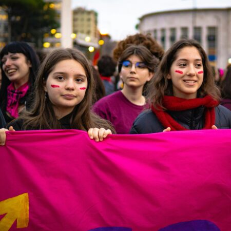 Na slici su prikazane devojčice na protestu za njihova prava.