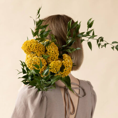 Devojka za Svetski dan mentalnog zdravlja nosi buket na ramenu.