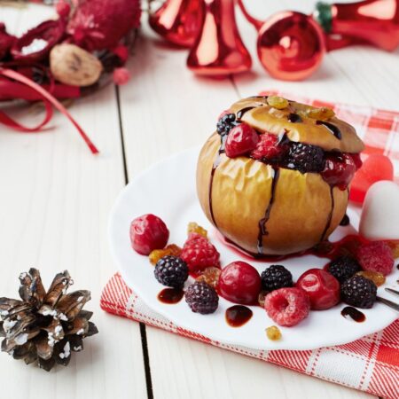 Na slici je zdrava praznična poslastica sa voćem.