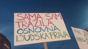 Fotografija prikazuje parolu za protestni marš za osmi mart.