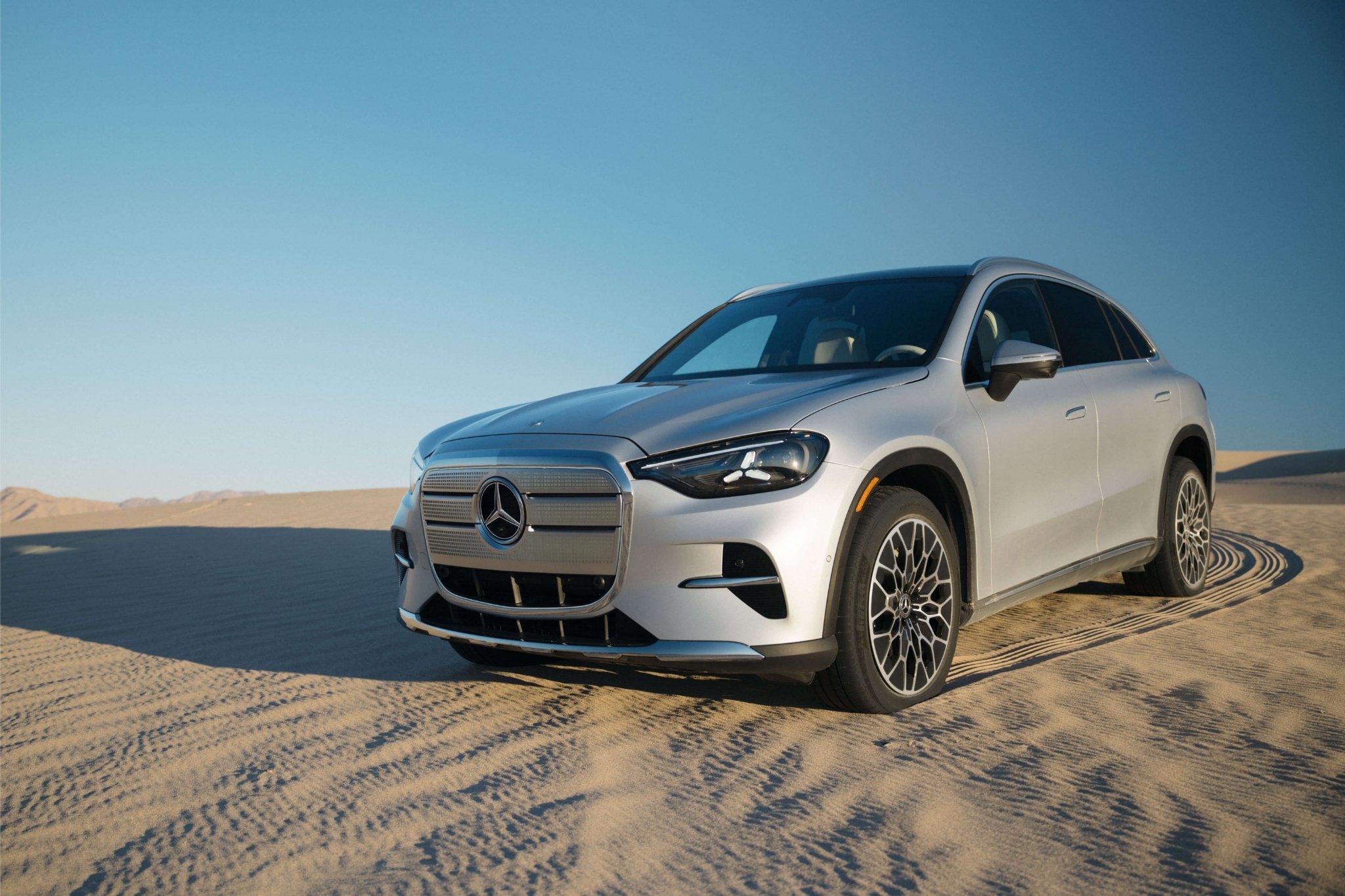 Slika pokazuje 2027 Mercedes-Benz GLC EV u pustinji.