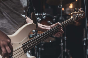 Instrumenti na slici nalikuju na bend iz filma Nimrods.