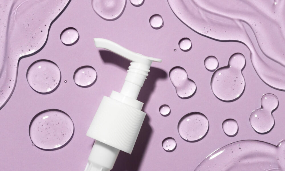 Slika pokazuje pumpicu i konzistenciju ulja Anua Heartleaf Pore Control Cleansing Oil.